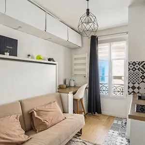 Small Comfortable Near Eiffel Tower Paris
